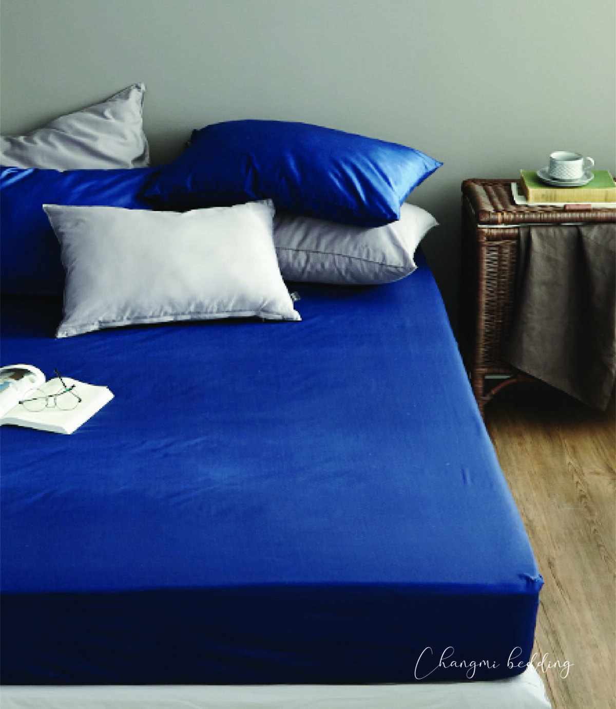 Bộ chăn ga cotton satin midnight blue có màu sắc trang nhã, phù hợp với những ai thích sự đơn giản