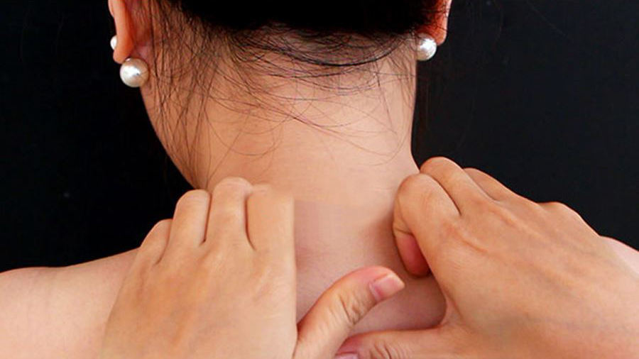 Ngủ dậy bị đau cổ - Bật mí các mẹo chữa hết đau cổ hiệu quả 7 Massage cổ và vai giúp tan biến cơn đau nhanh chóng