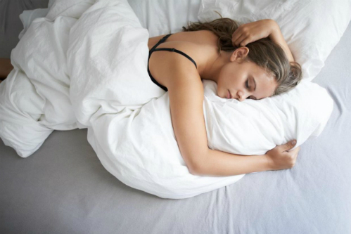 Thả rông khi ngủ sẽ giúp vòng 1 được thư giãn