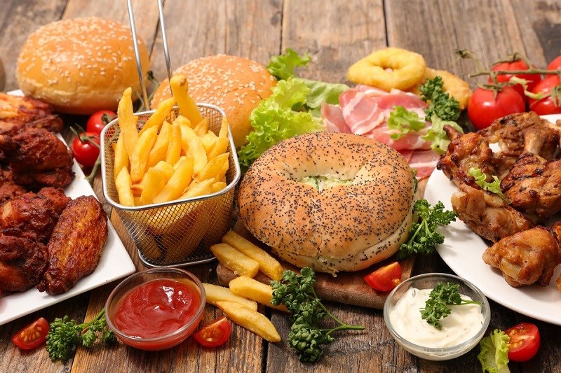 Ngủ nhiều có tăng cân không? Bí quyết mang lại giấc ngủ ngon 4 Thèm đồ ăn nhanh, nhiều carbohydrate