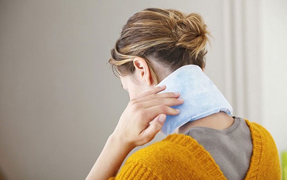 Ngủ dậy bị đau cổ - Bật mí các mẹo chữa hết đau cổ hiệu quả 8 Thực hiện chườm nóng khoảng 20-30 phút mỗi ngày cho đến khi cơn đau cổ chấm dứt