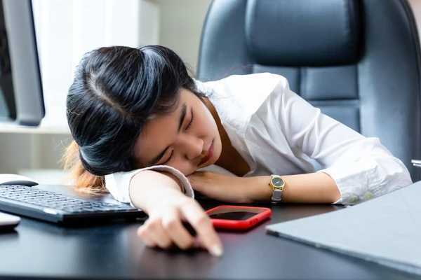 Tư thế nằm gục trên bàn gây ra nhức mỏi vô cùng khó chịu 