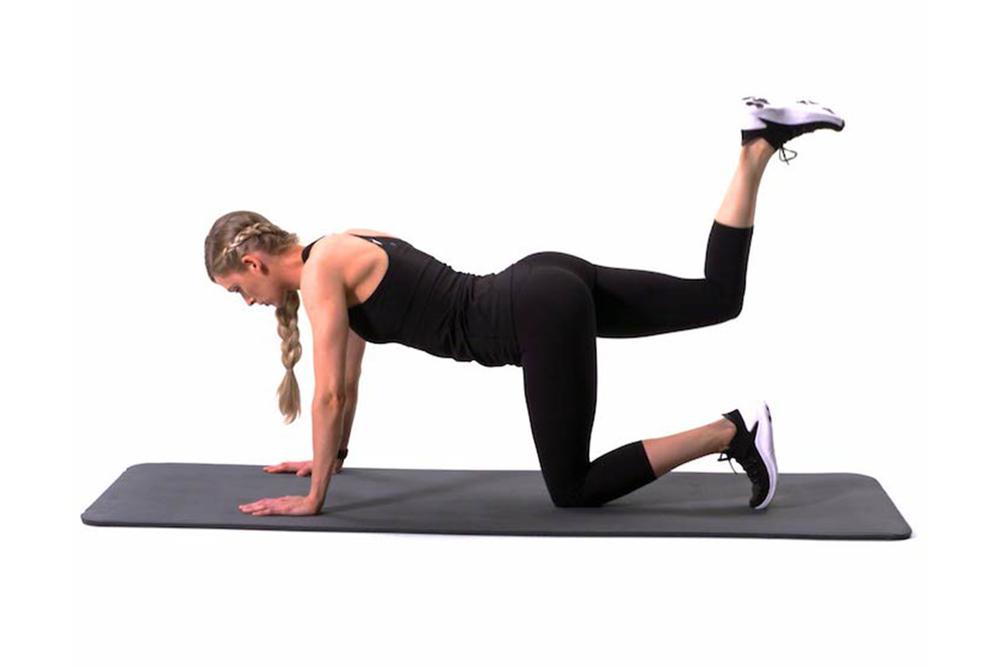 Ví dụ tư thế Donkey Kicks cải thiện vòng 3 chảy xệ