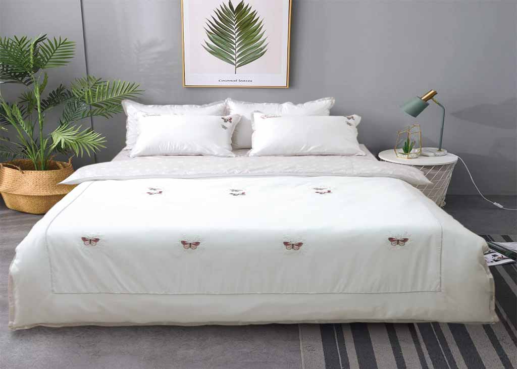 5+Cách chọn màu chăn ga hợp tuổi vợ chồng nên biết 3 Bộ chăn ga màu trắng có họa tiết độc đáo