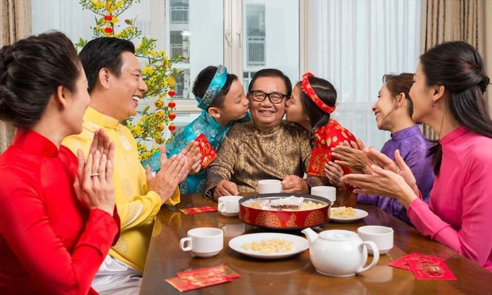 Gợi ý những câu chúc tết hay ý nghĩa nhất xuân 2022 sắp đến 2 Quây quần bên gia đình và trao cho nhau những câu chúc tết hay là nét đẹp văn hóa Việt Nam