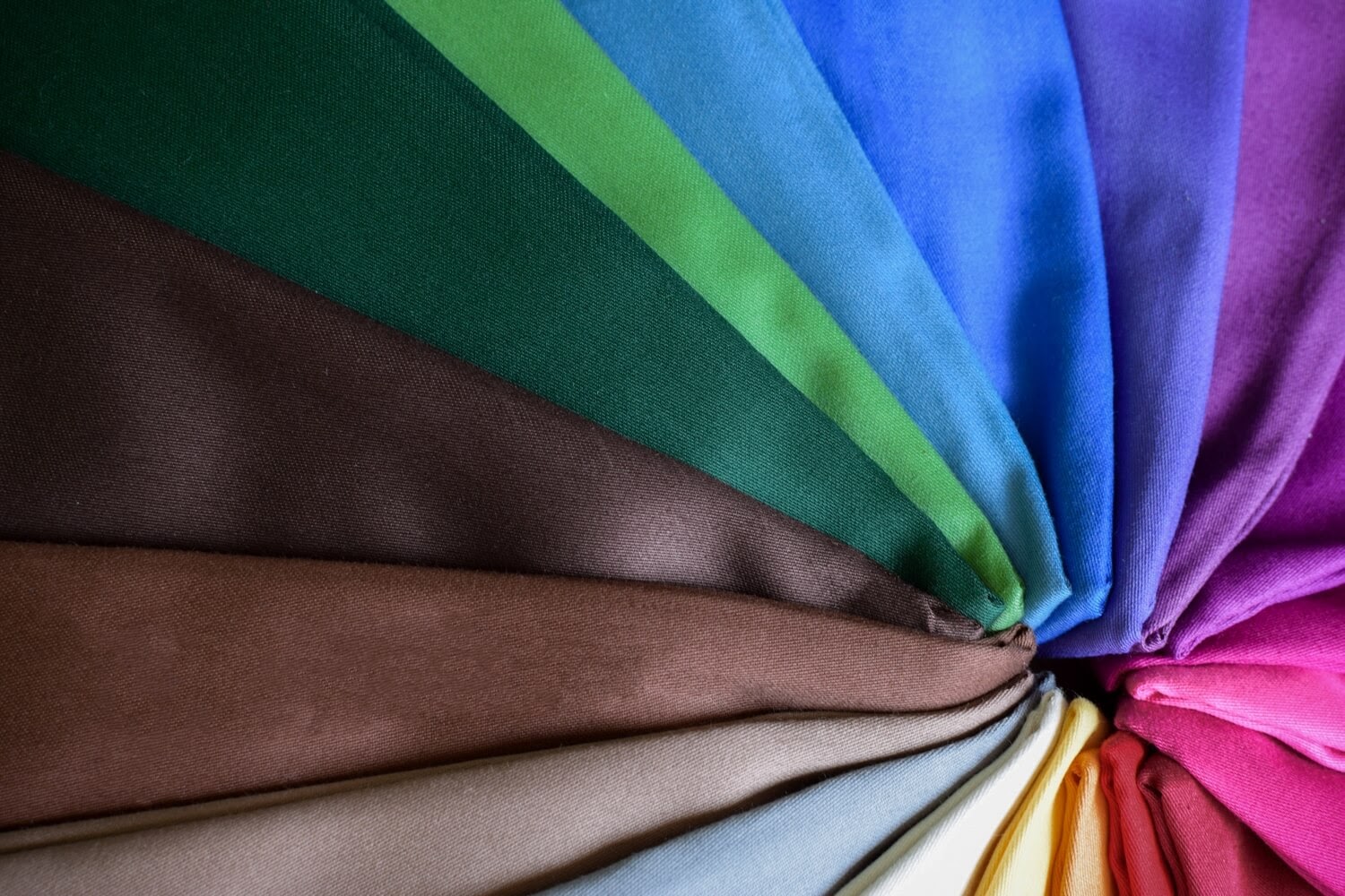 Vải lụa Satin có nóng không? Các chất liệu vải lụa satin 5 Vải lụa Satin có nóng không? Cotton Satin không hề nóng mà còn mang tới sự mềm mịn và lấp lánh cực sang trọng
