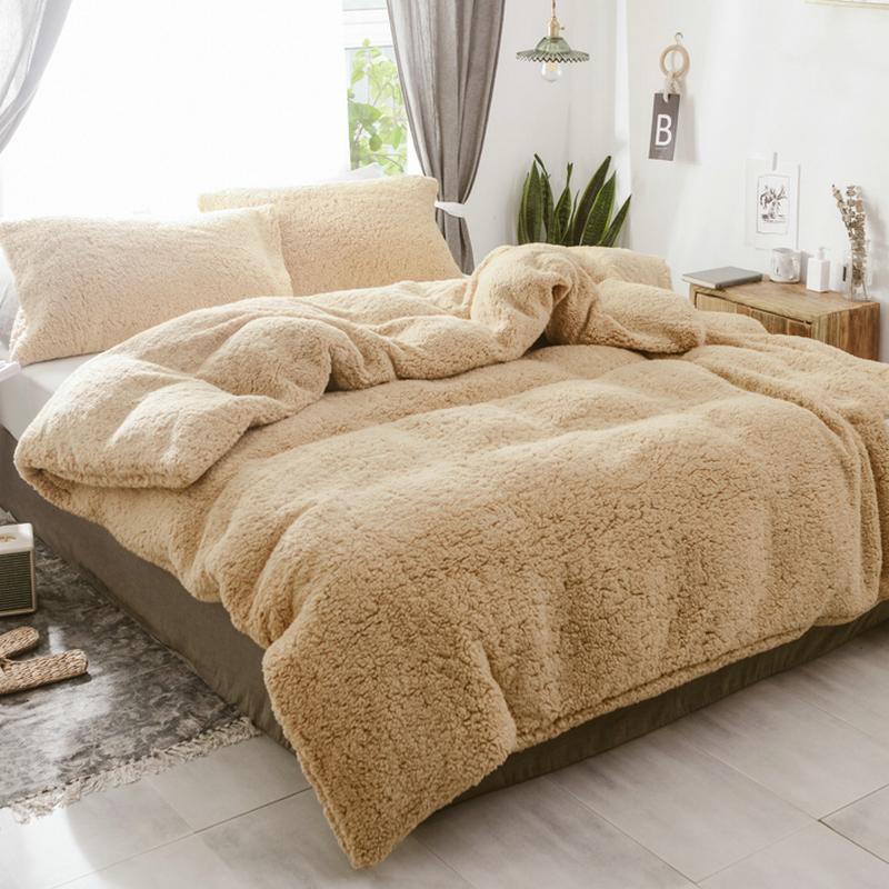 Sợi lông tổng hợp mang tới thiết kế đẹp mắt nhưng dễ bám bẩn và khó vệ sinh