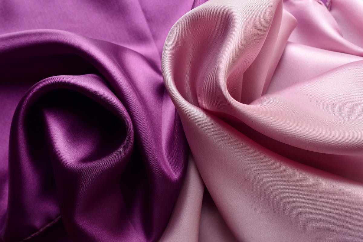 Vải lụa Satin có nóng không? Các chất liệu vải lụa satin 4 Tơ tằm cao cấp tạo nên các mẫu mã lụa Satin tuyệt đẹp